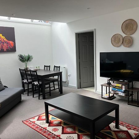 Lancing Apartments - Spacious 2 Bed - Sleeps 6 - Burnham Village 슬라우 외부 사진
