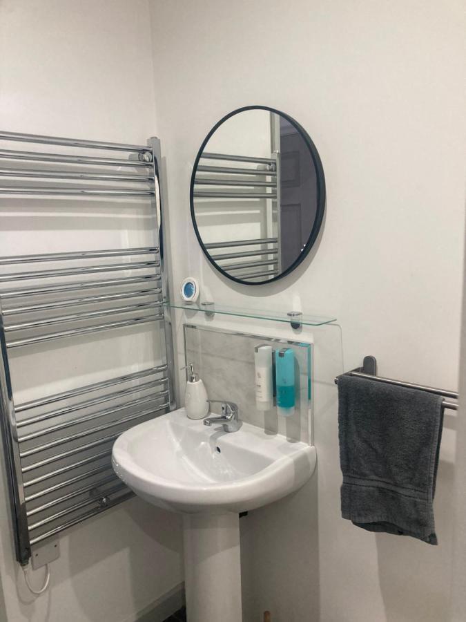 Lancing Apartments - Spacious 2 Bed - Sleeps 6 - Burnham Village 슬라우 외부 사진