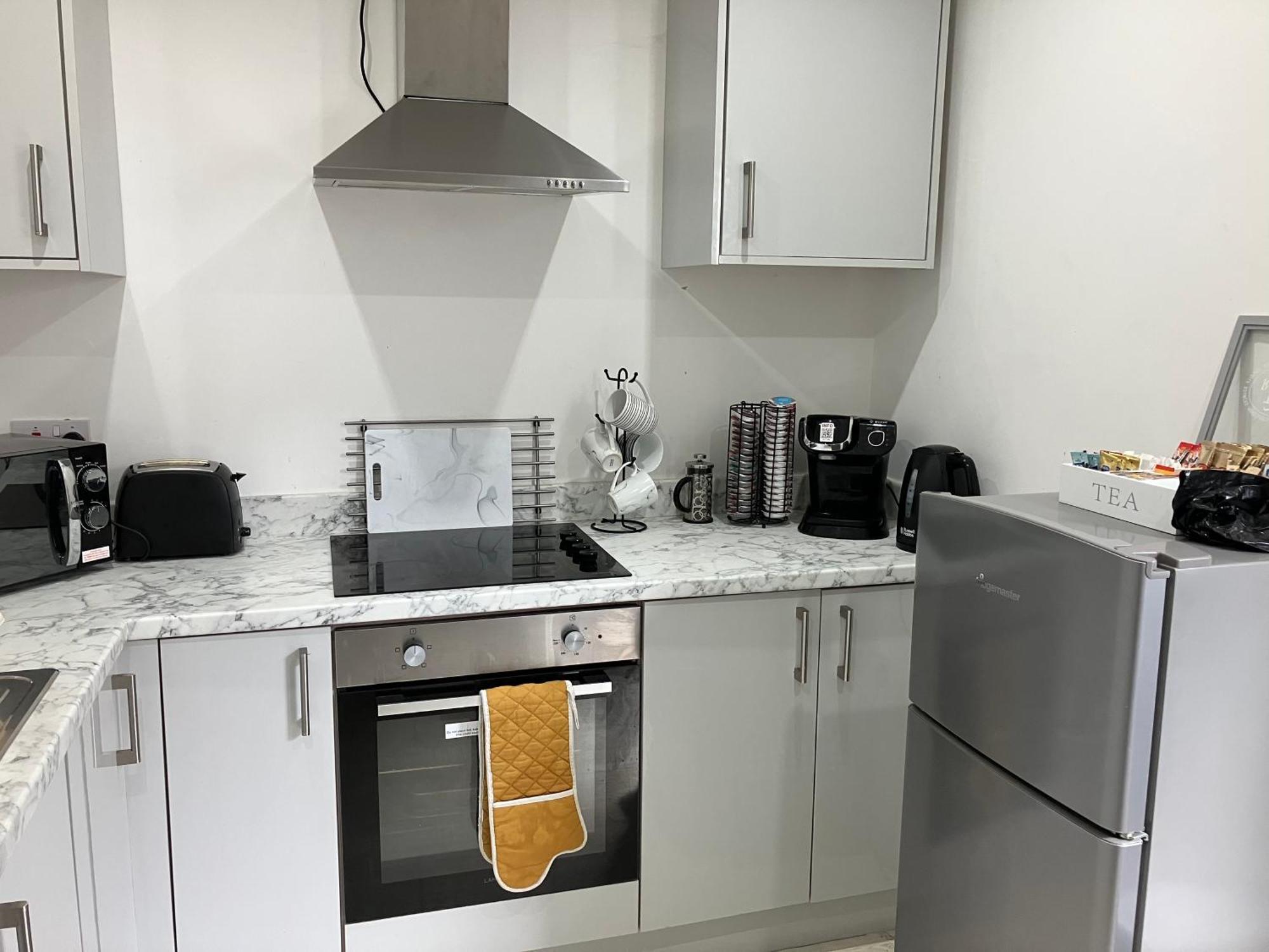 Lancing Apartments - Spacious 2 Bed - Sleeps 6 - Burnham Village 슬라우 외부 사진